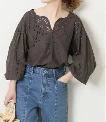 스칼라넥 자수 블라우스 스픽 앤 스팬