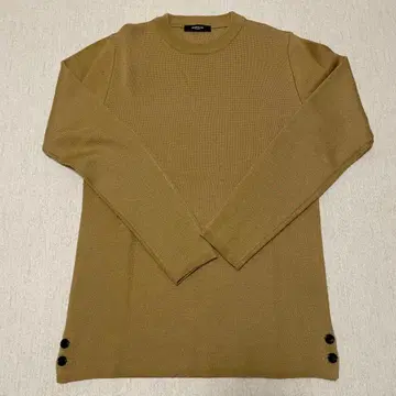 베이지 긴팔 니트 스웨터 사이드 버튼