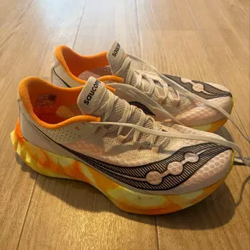 새상품급 써코니 엔돌핀 프로4 러닝