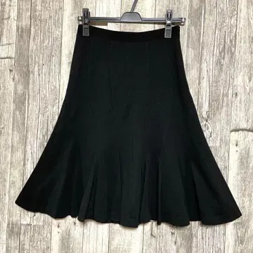 투 비 시크 [새상품급] 블랙 플레어 스커트 무릎 기장