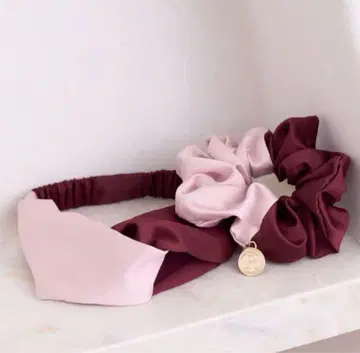 [ 새상품 ] Herlipto Rosier Satin 헤어밴드 스크런치