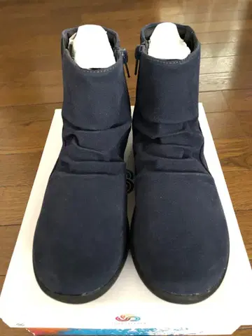 Clarks 스웨이드풍 사이드 지퍼 부츠 네이비