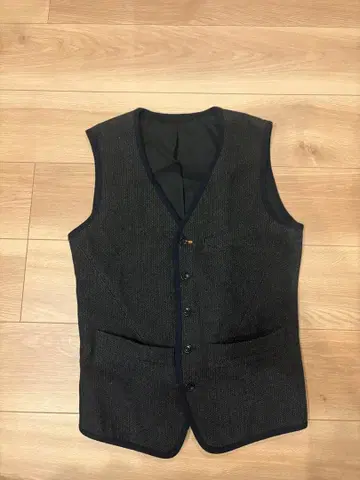 누디진 다크 그레이 스트라이프 베스트