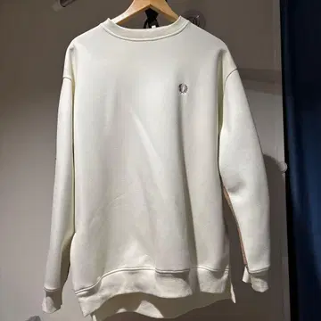 아이보리 베이지 크루넥 맨투맨