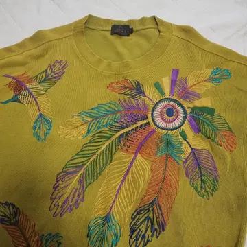 올리브 그린 깃털 자수 크루넥 트레이닝복