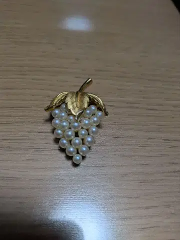 TRIFARI 포도 디자인 브로치
