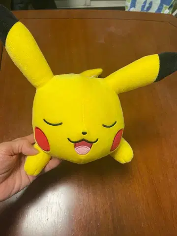 피카츄 누워있는 하이비스커스 택 포함 봉제 인형