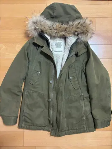 퍼 달린 보아 모즈 코트