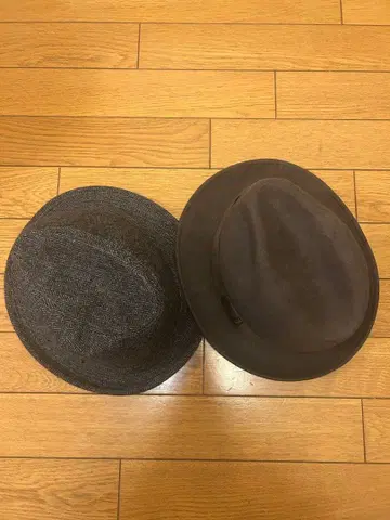 다크 브라운과 그레이의 햇 세트