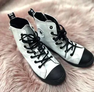 화이트 가죽 하이컷 스니커즈