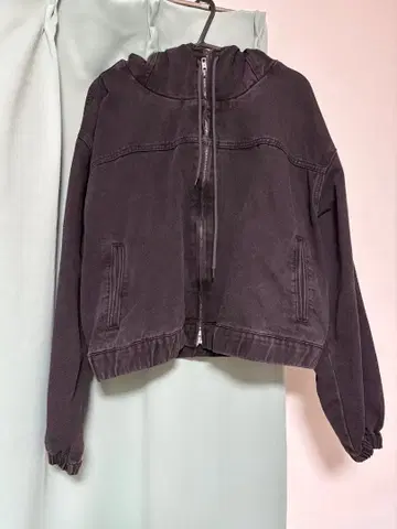 다크 그레이 후드 부착 크롭 자켓