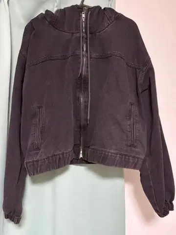 다크 그레이 후드 부착 크롭 자켓