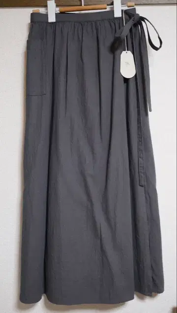 미사용 새상품 오오카미토아메니모타레루소라라 롱 랩 스커트 그레이