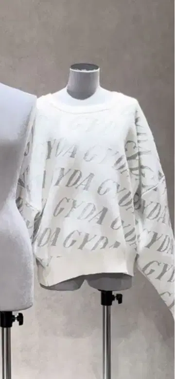 화이트 니트 스웨터