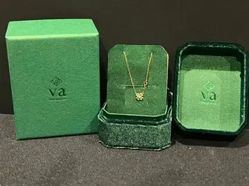 K10 반돔 아오야마, 에메랄드와 루비 모티브 목걸이