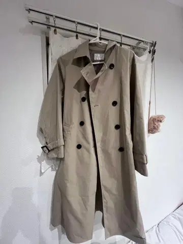 베이지 더블 브레스트 트렌치코트