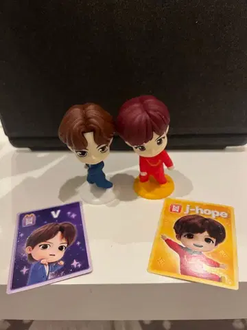 BTS V j-hope 피규어와 카드 세트