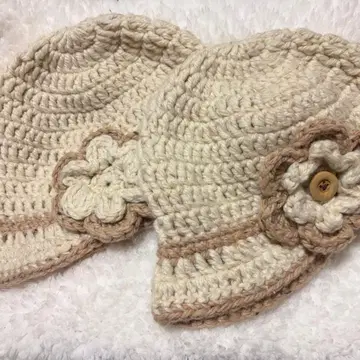손뜨개 모자 꽃 모티브 포함 크림색 모자 세트 핸드메이드