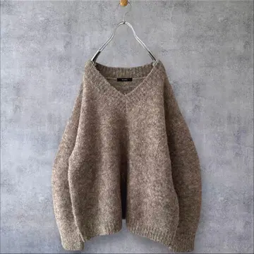 새상품급 어반리서치 로쏘 V넥 커브 슬리브 니트