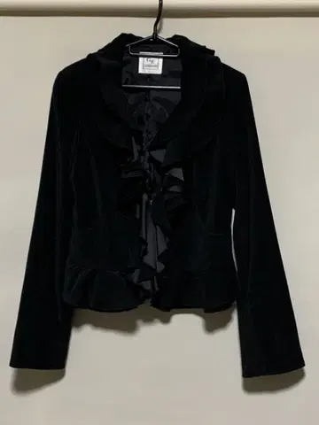 [새상품급] G.F. 프릴 달린 블랙 벨벳풍 자켓