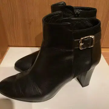 블랙 가죽 버클 부티 중간 힐