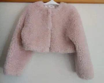 SNIDEL 인기 숏 기장 보아 아우터입니다.