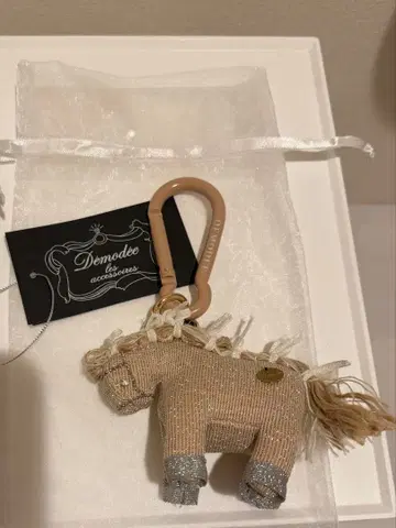 Demodee 말 키링 베이지