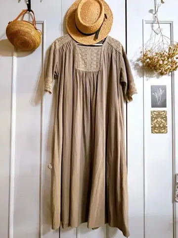 베이지 7부 소매 롱 원피스 레이스 장식
