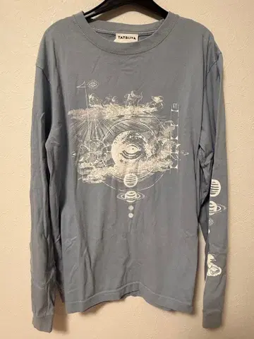 키타니 타츠야 그는 천장에서 보고 있다 롱T