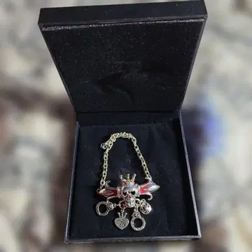 스컬과 왕관 디자인의 팔찌