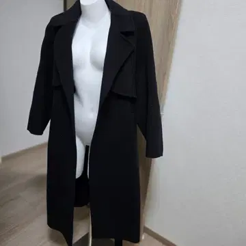 허리 벨트 포함 블랙 롱 코트