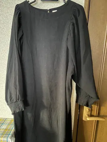 블랙 긴팔 벨로아 같은 원단 무릎 기장 원피스