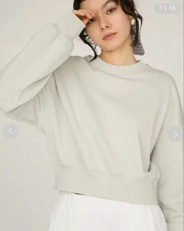 [ 미사용 새상품 ] emmi 라메 쭈리 숏 맨투맨 상의