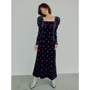 릴리 브라운 플라워 자수 스퀘어 넥 벨로아 원피스