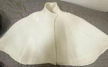 ZARA 화이트 플리스 케이프 M 사이즈