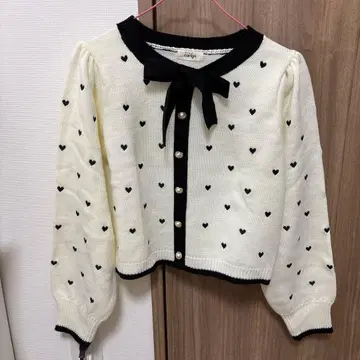 evelyn 하트 무늬 리본 니트탑 화이트 블랙 퍼프 슬리브 걸리시