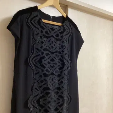 HIROKO BIS 블랙 슬리브리스 원피스 벨로아 레이스 장식