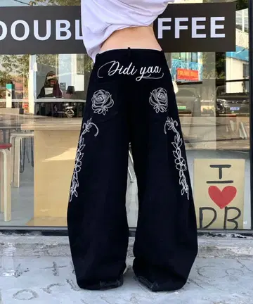 백 플라워 로고 자수 커브 와이드 팬츠