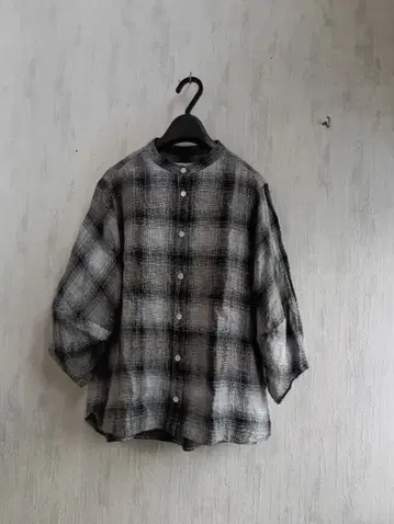 LOISIR 린넨 혼방 체크 밴드 카라 보틀 슬리브 셔츠