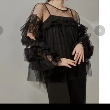 프릴 오프숄더 상의 블랙