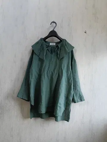 아두이트리스테스 LOISIR  그런지 린넨 프릴 칼라 블라우스