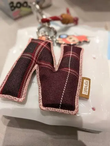 POP MART 체크 무늬 N 알파벳 키링