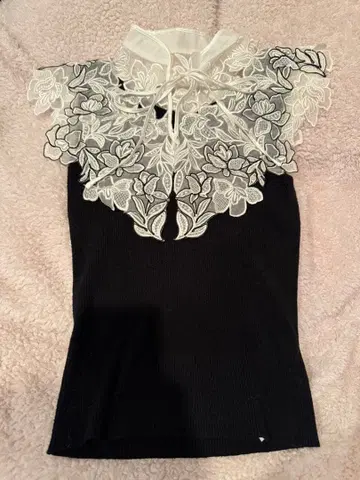 SNIDEL 레이스 옷깃 블랙 슬리브리스