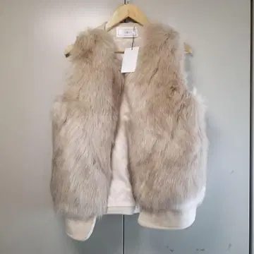 LiLiRena 퍼 이소재 베스트 택 포함 새상품 베이지 뒷면 벨트