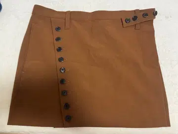 SHAREEF 샤리프 버튼 스커트 카멜 브라운