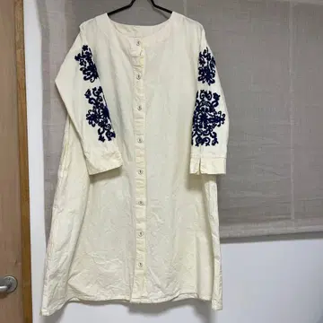 자수 장식 아이보리 긴팔 셔츠 F