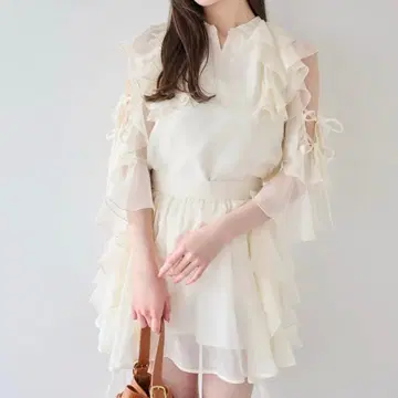 컨디션 최상 dazzlin 시어 플루이드 프릴 블라우스 미니스커트 셋업