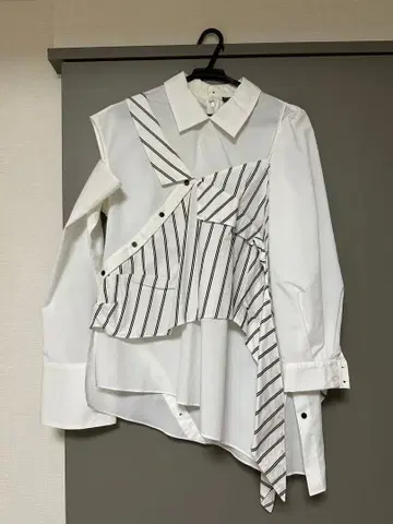 AULA 스트라이프 패턴 비대칭 블라우스 사이즈 0