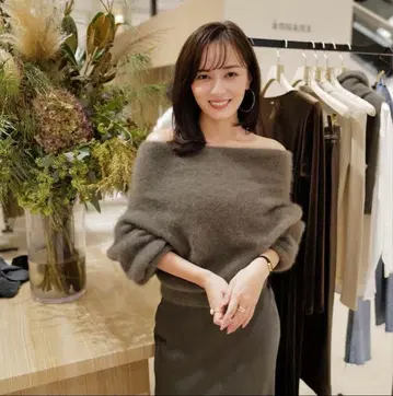 [ 미사용 새상품 ] 아뉴앙스 라쿤 폭스 오프숄더 니트 모카