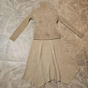 스페치오 플리츠 베이지 리브 원피스. 상의 셋업